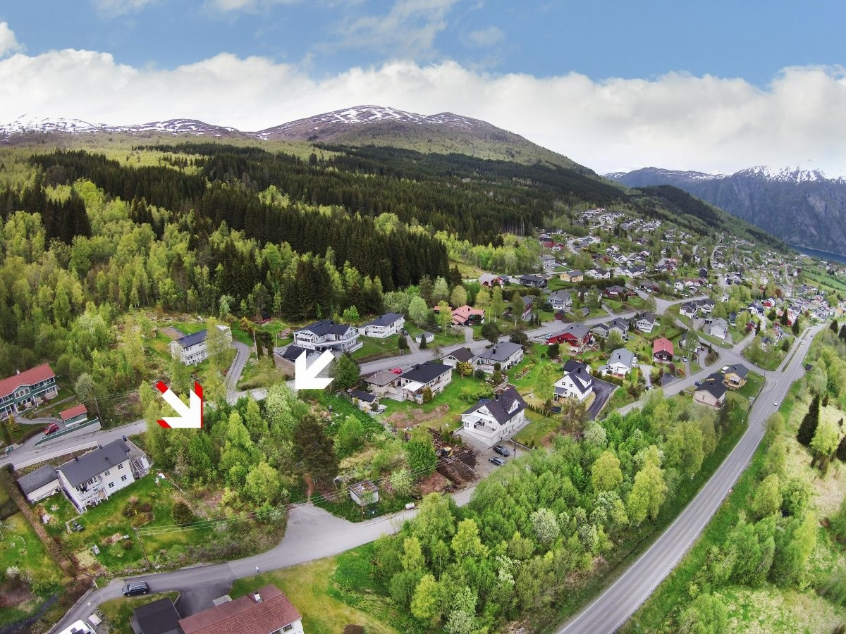 Eiendommen ligger fint til i terrenget på nedsiden av Storgjerdevegen 48