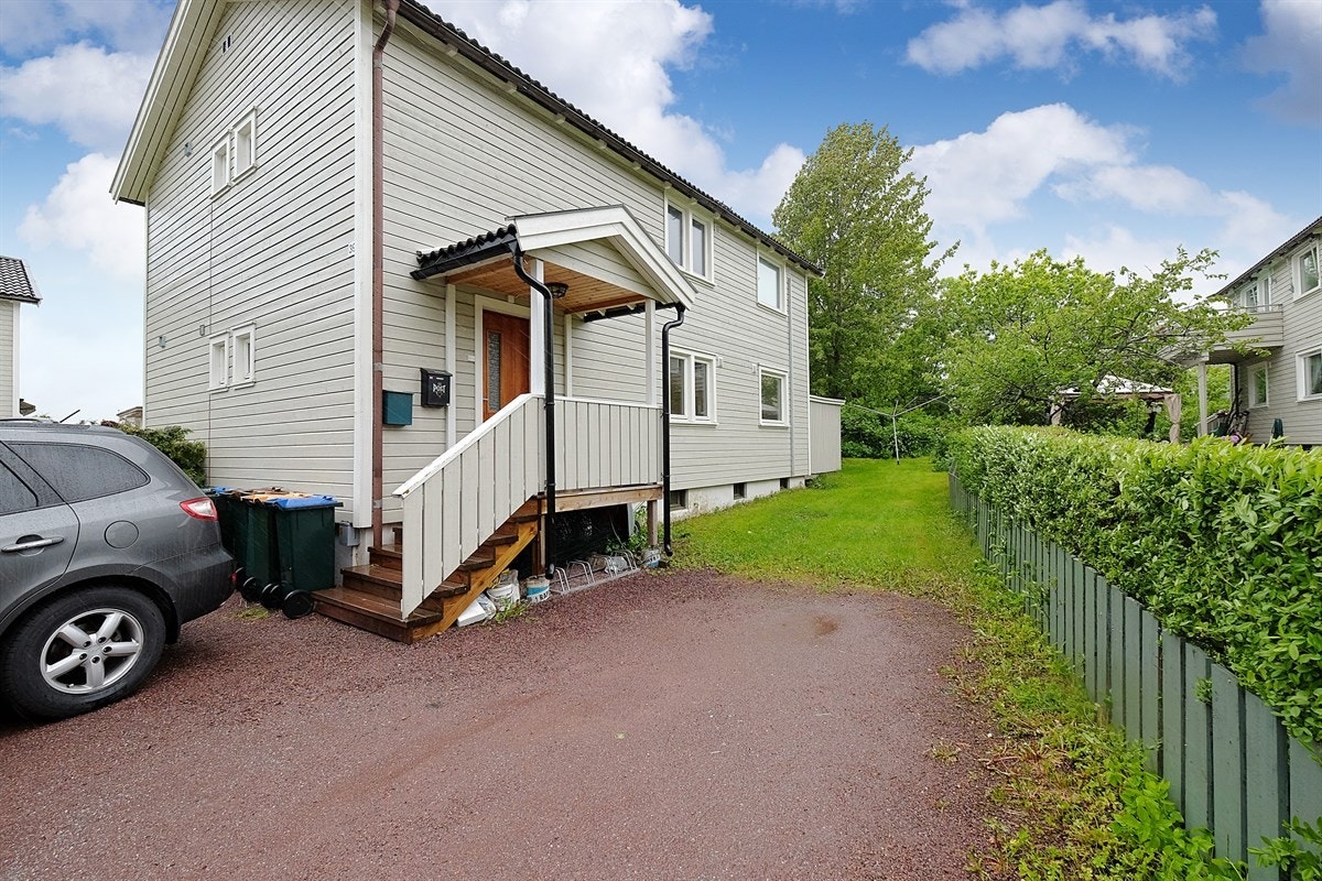 Gruset innkjørsel for parkering. Galleribilde