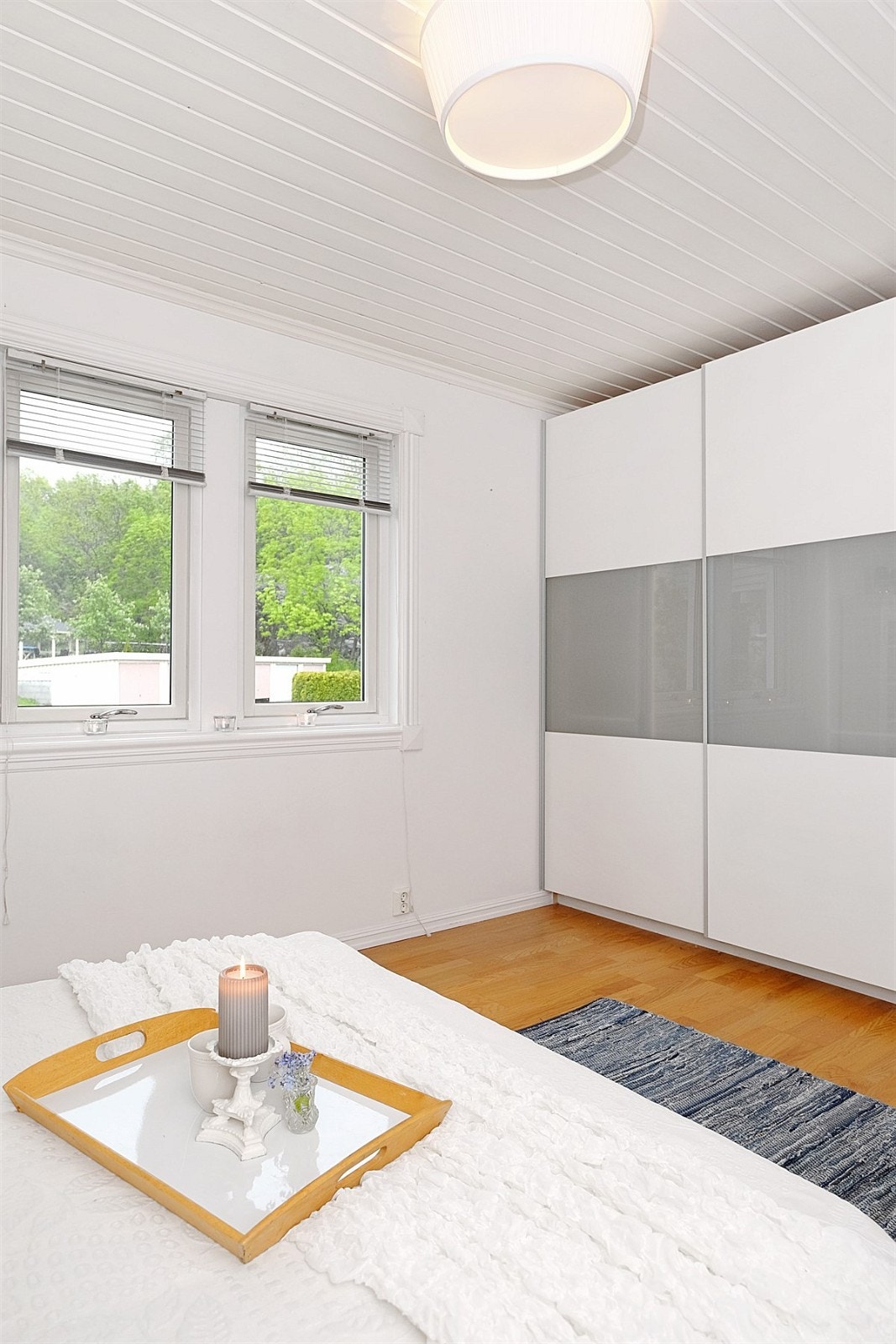 Det er skyvedørsgarderobe på soverommet. Galleribilde