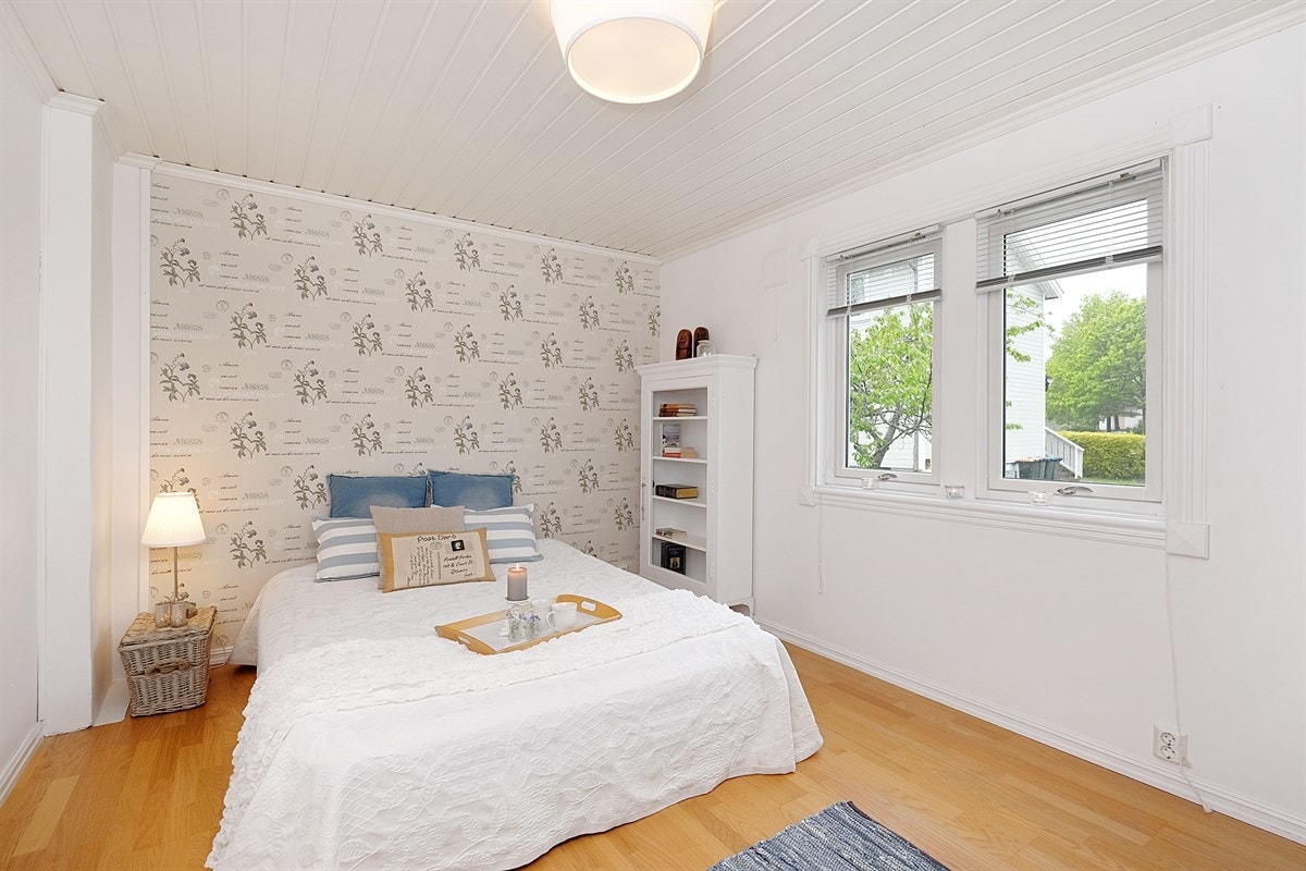 Lyst soverom som har god størrelse. Galleribilde