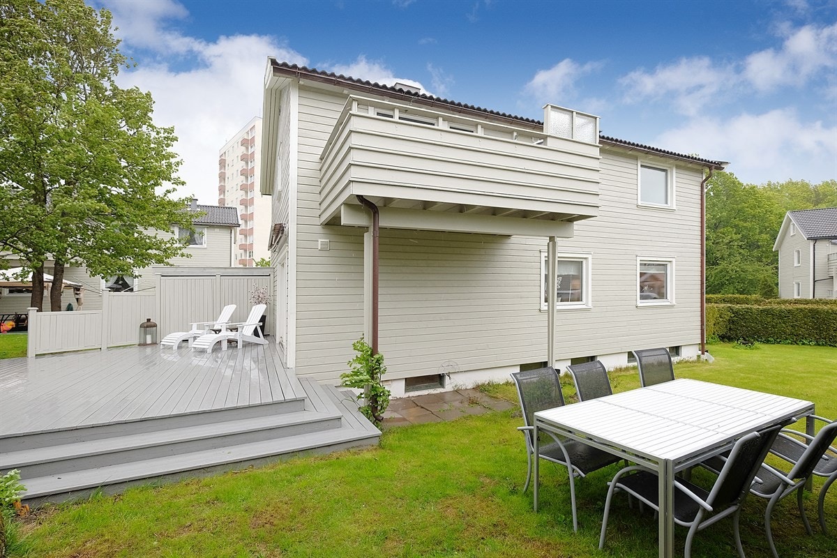 Det er mulighet for flere uteplasser på tomten. Galleribilde