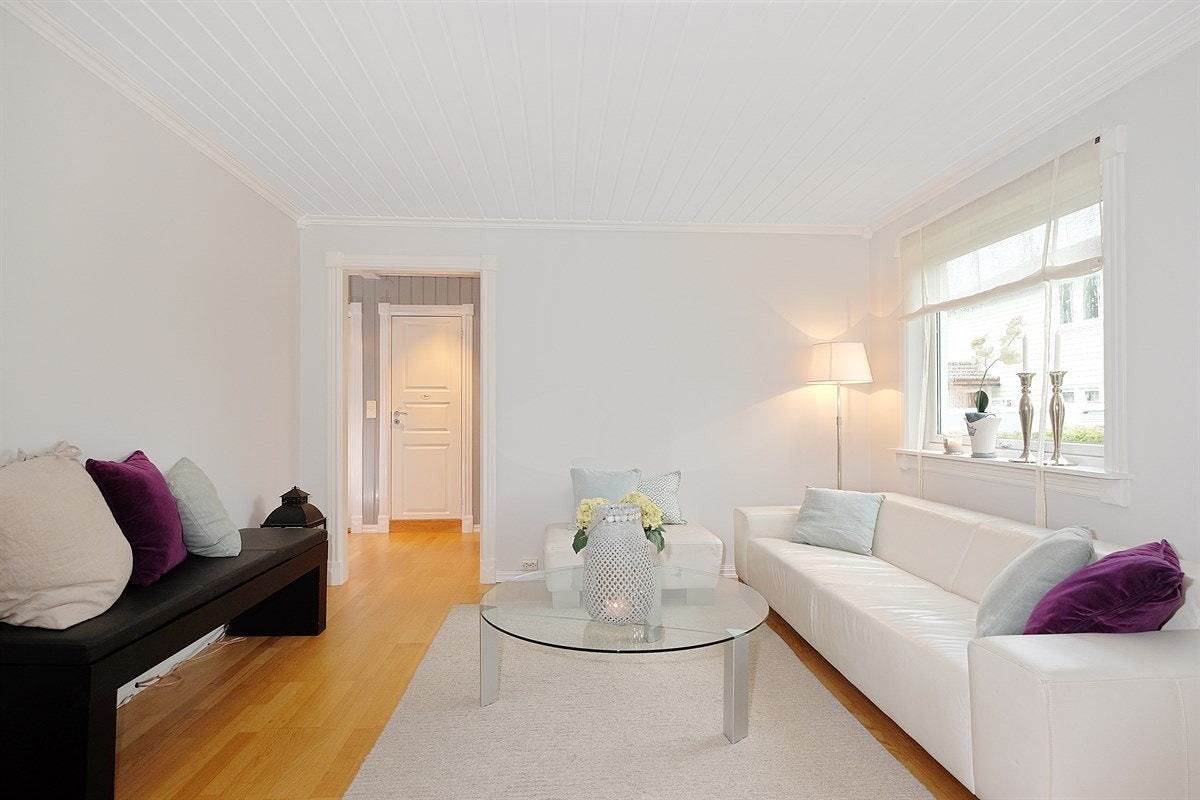 Stuen har god plass for både sitte- og spisegruppe. Galleribilde