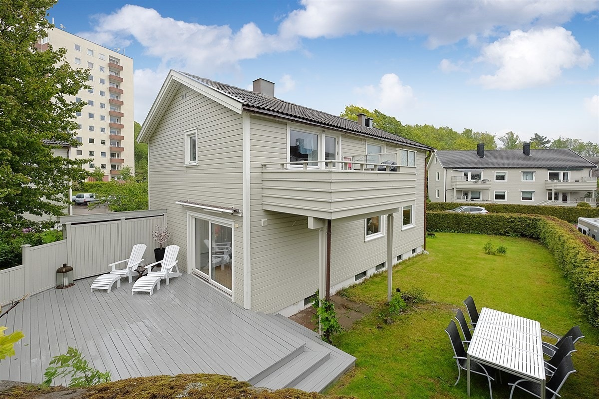 Leiligheten ligger i 1. etg. og har egen usjenert uteplass. Galleribilde