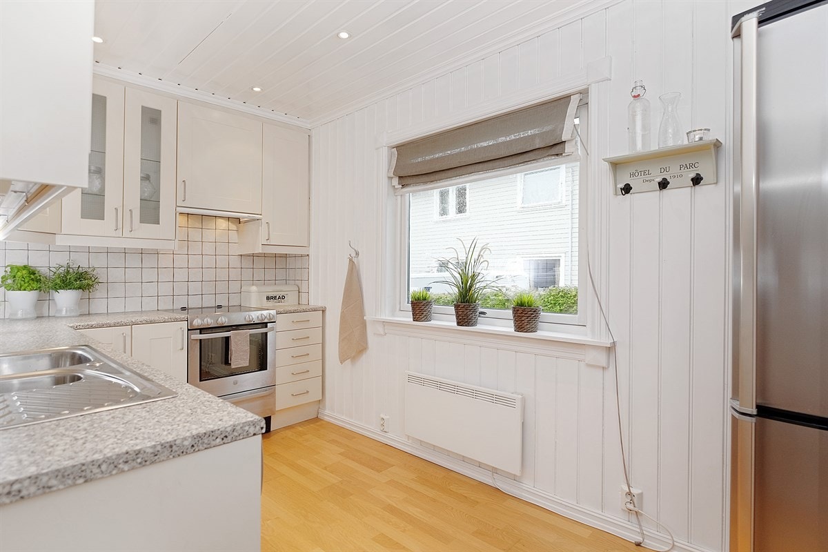 På kjøkkenet er det plass for et lite spisebord. Galleribilde