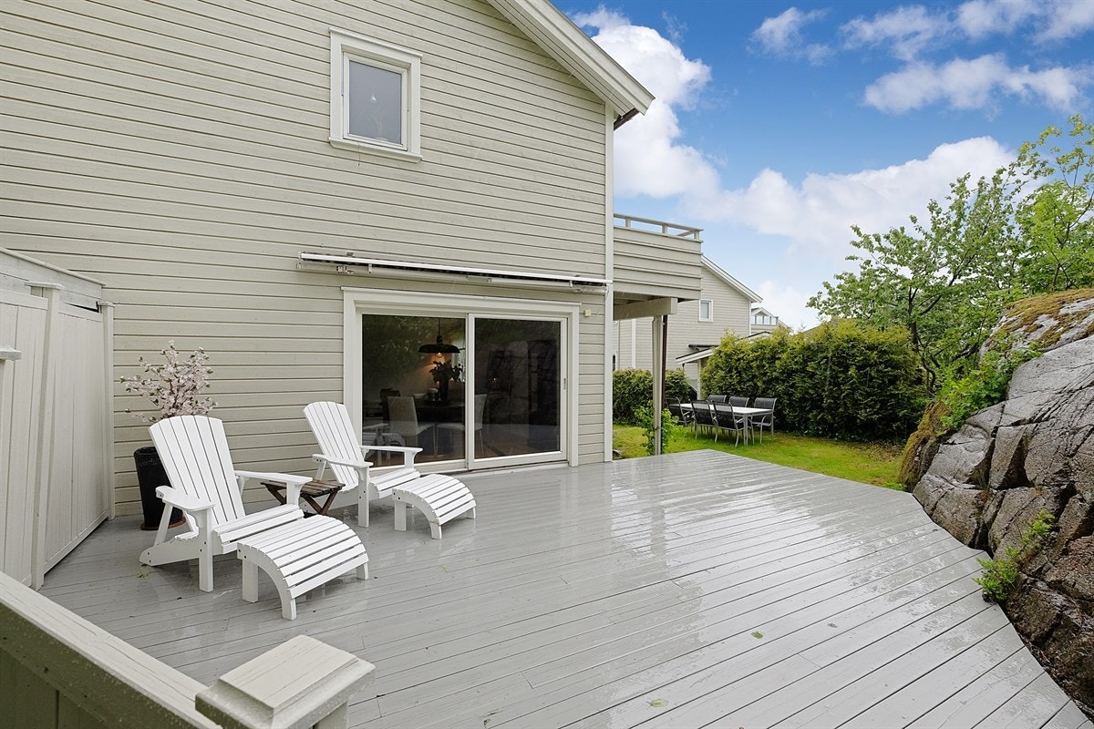 Hyggelig og solrik uteplass samt trapp ned til hagen. Galleribilde