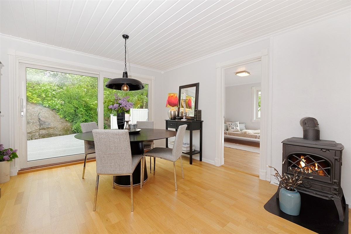 Det er peisovn i stuen for de kjølige dagene. Galleribilde