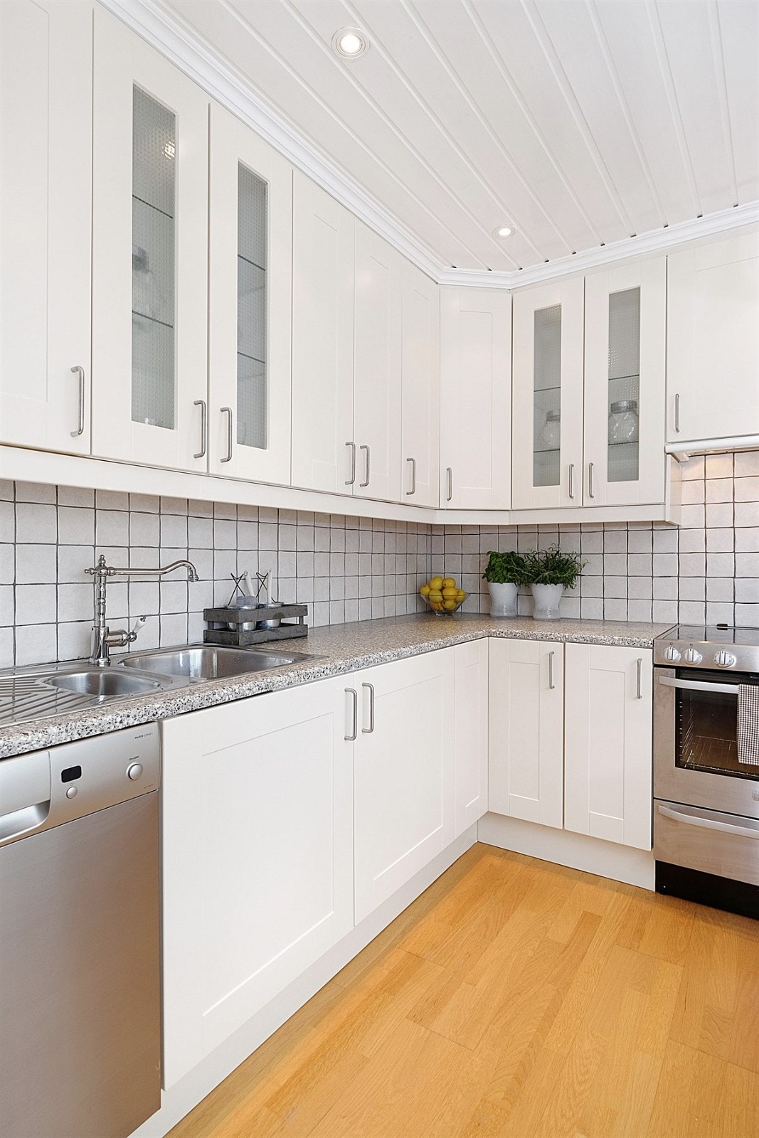 God skapplass hvor skapene går helt opp til taket. Galleribilde