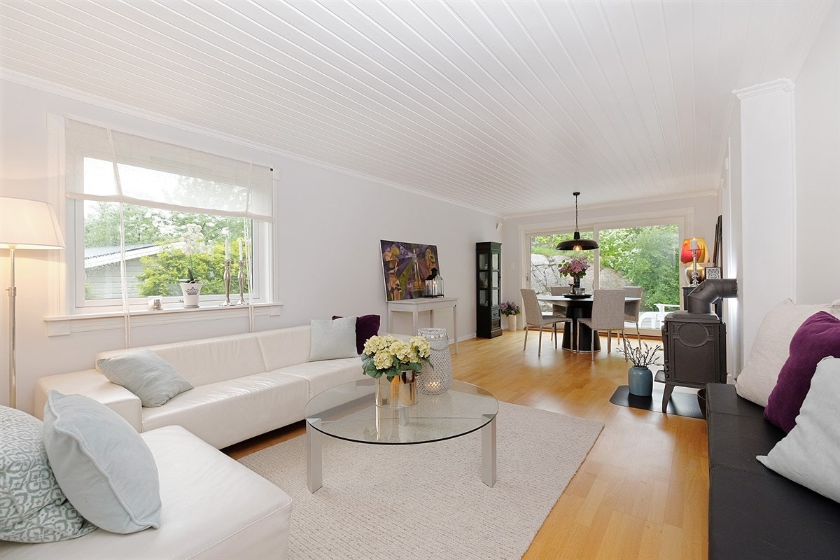 Romslig stue som har godt med lys og er pent oppusset. Galleribilde