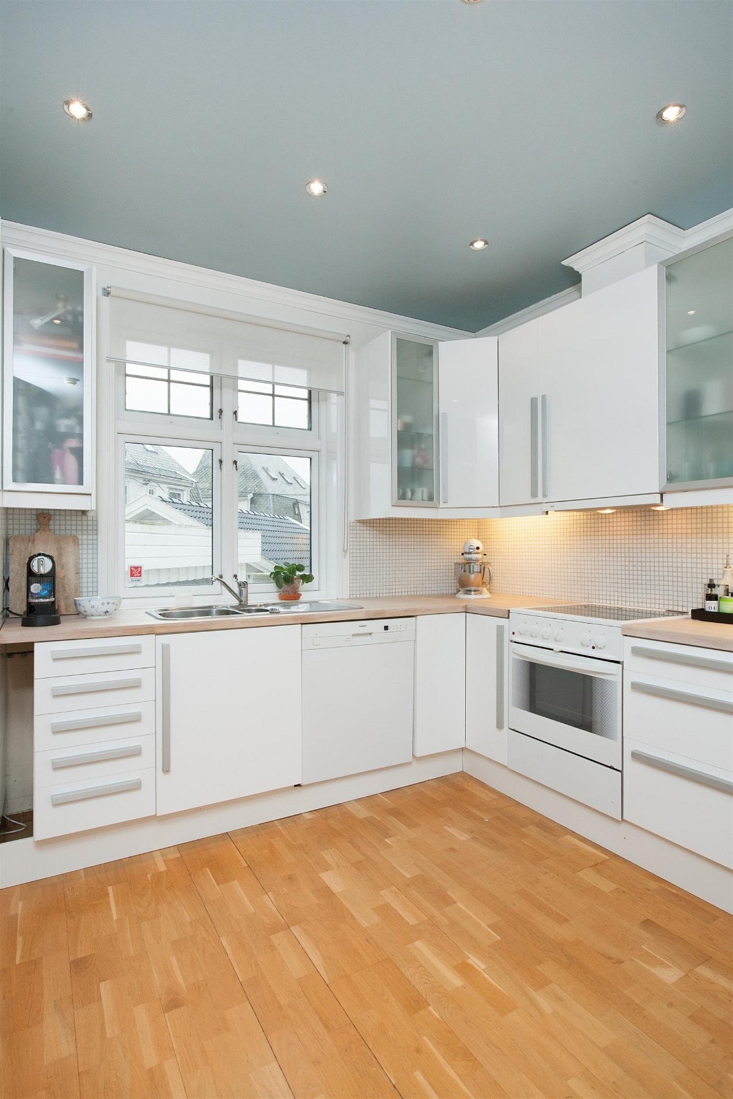 Stort kjøkken i delikate farger. Galleribilde