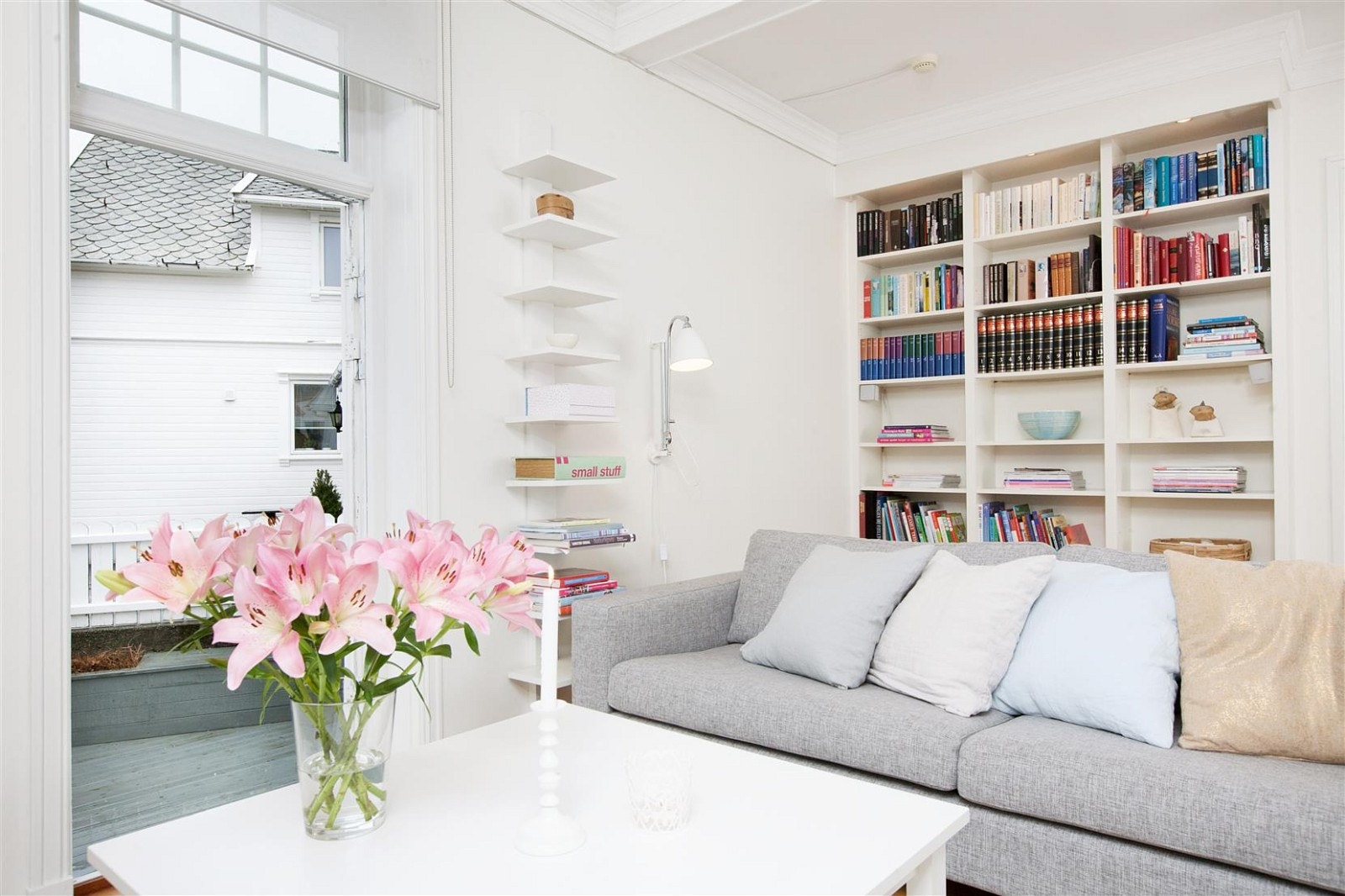 Fra stuen er det utgang til hage og terrasse. Galleribilde