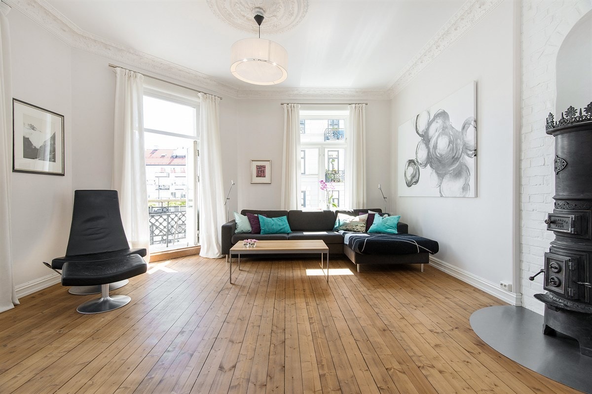 Stor stue med flott stukkatur og rosett. Ny stukkatur og rosett i de respektive rommene i 2005 Galleribilde