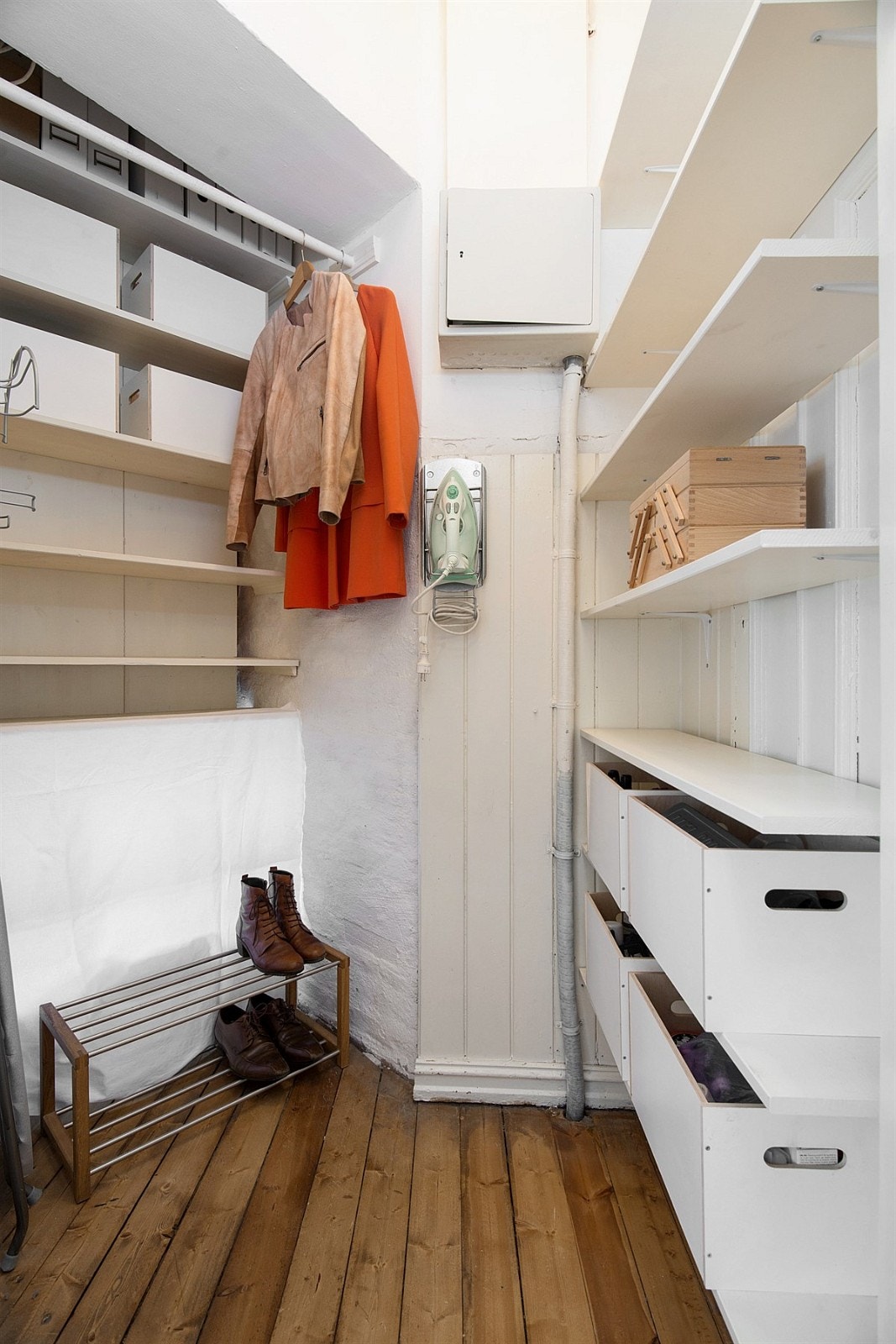 Walk-in garderobe / bod Galleribilde