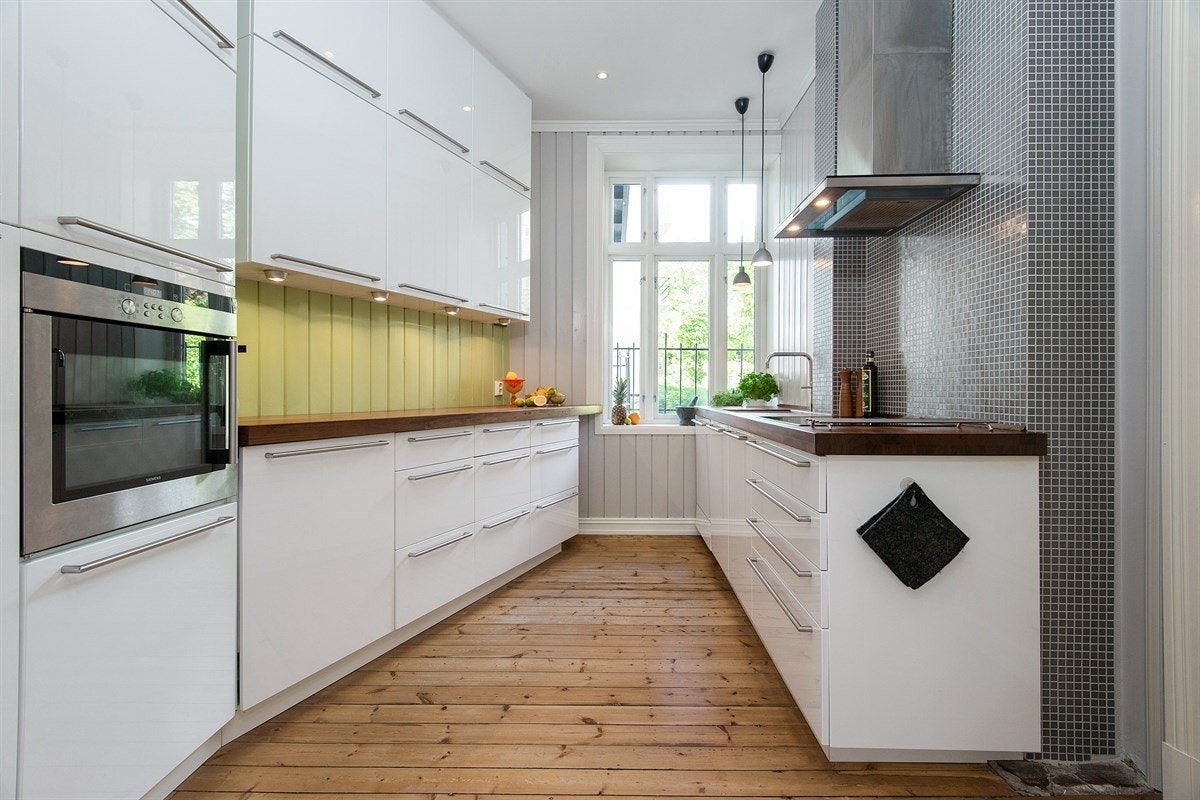 Rikelig med skapplass i separat kjøkken Galleribilde