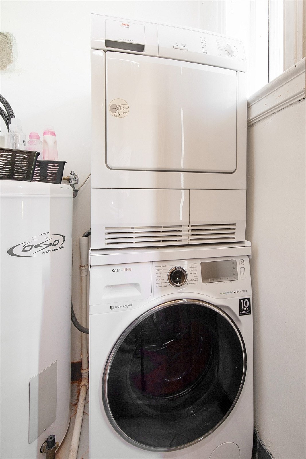 Boden i baktrapp inneholder opplegg for vaskesøyle samt varmtvannsbreder Galleribilde