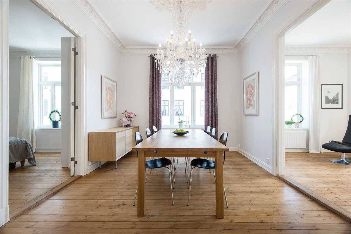 Hovedsoverom til venstre og stue til høye for spisestuen Galleribilde