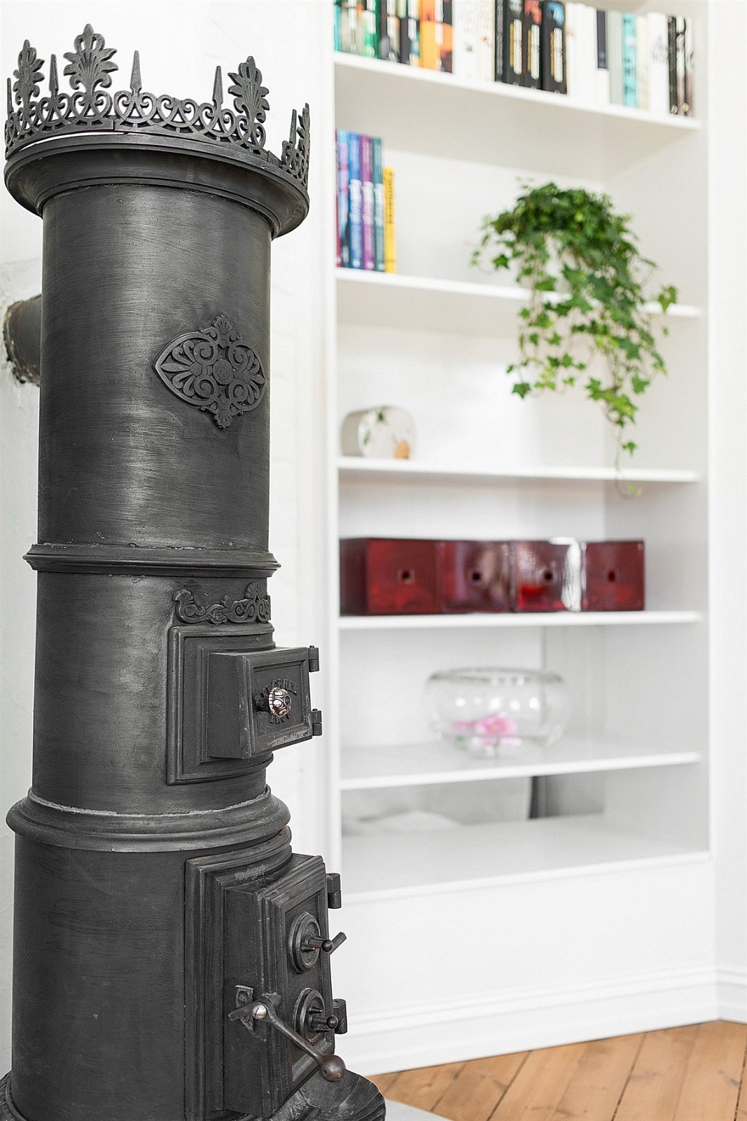 Klassisk vedovn i stuen. Begge ovnene er overflatebehandlet for bevaring av denne flotte finishen Galleribilde