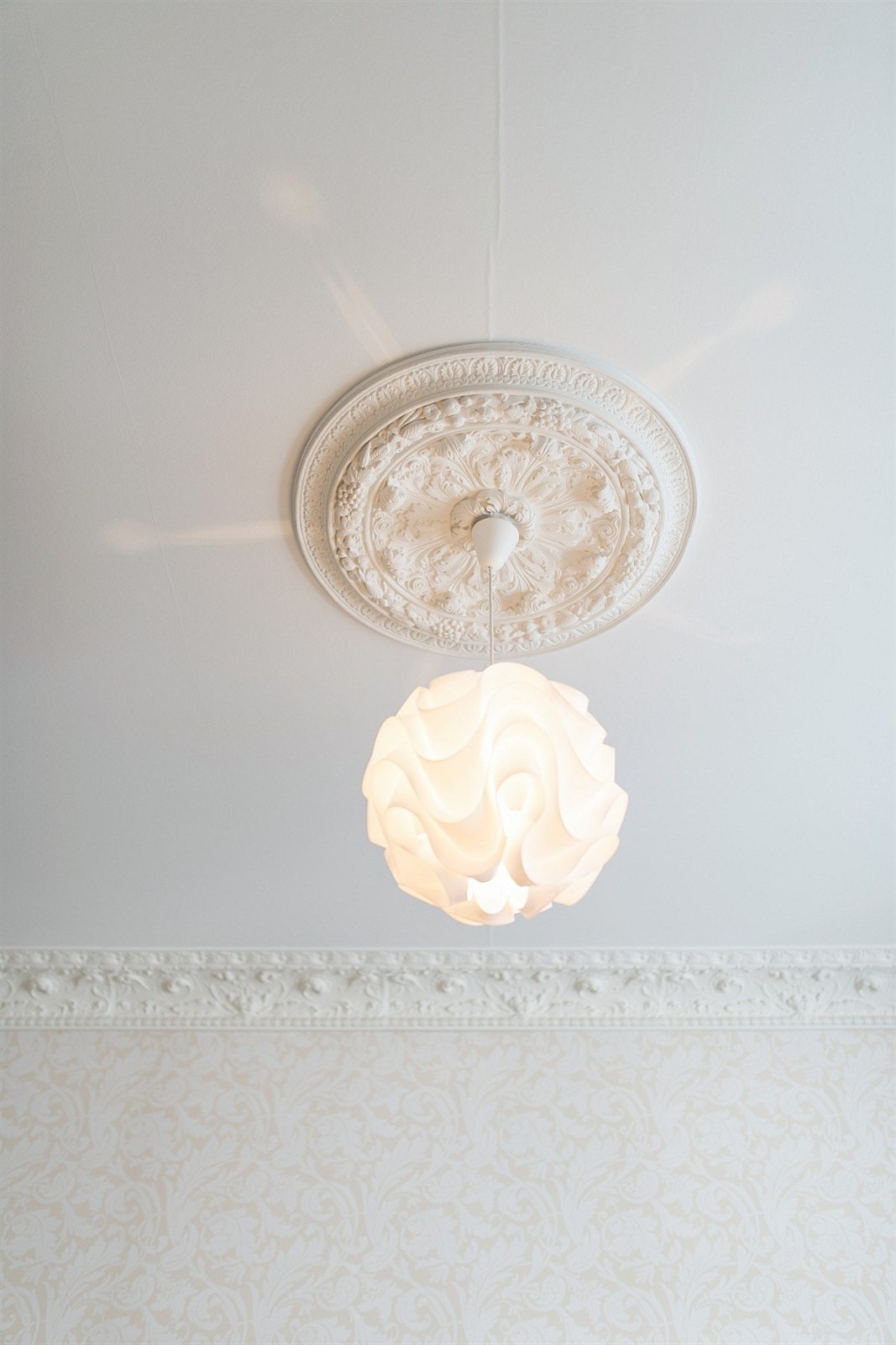 Detaljbilde, stukkatur og rosett. Galleribilde