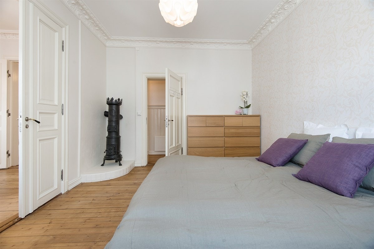 Hovedsoverom med vedovn. Denne ovnene er ikke tatt i bruk og pipeløp er tømt, så den kan enkelt fjernes dersom ønskelig med annen plassutnyttelse av rommet. Galleribilde