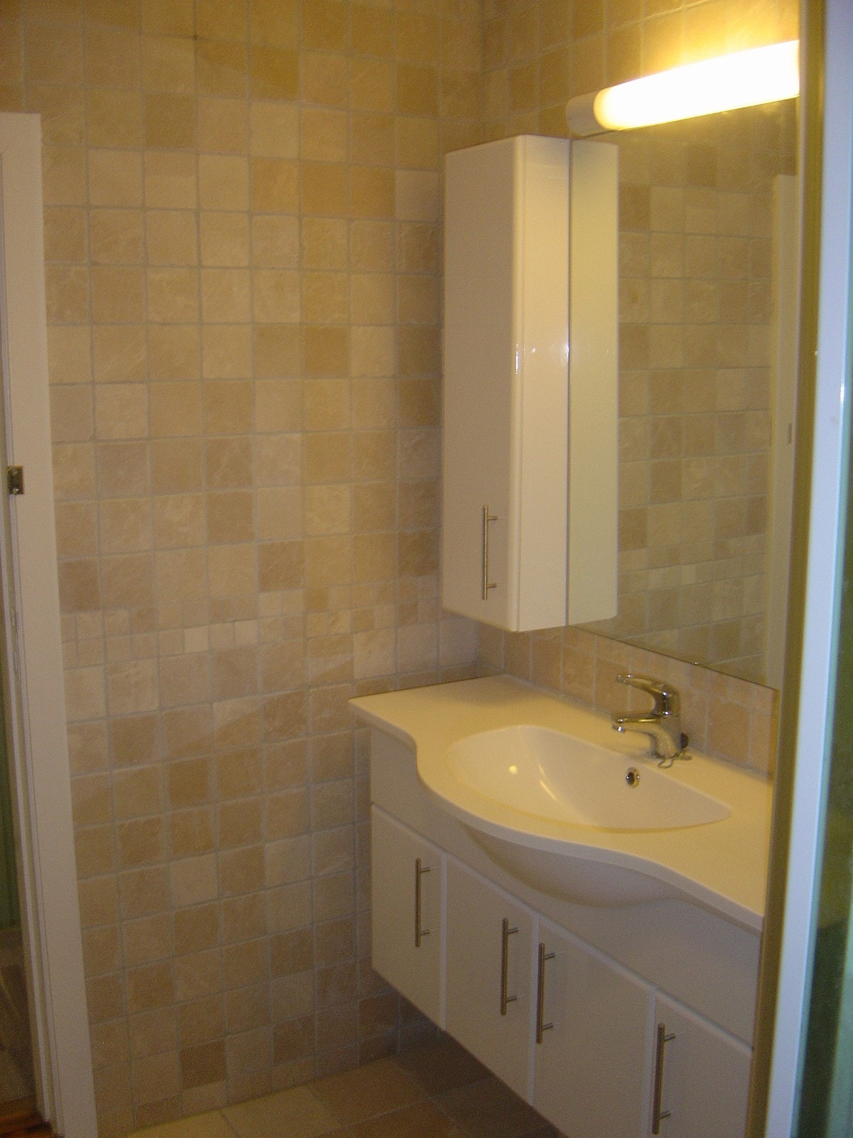 bad 2.etg med vaskeservant, dusjkabinett og toalett
16 Galleribilde