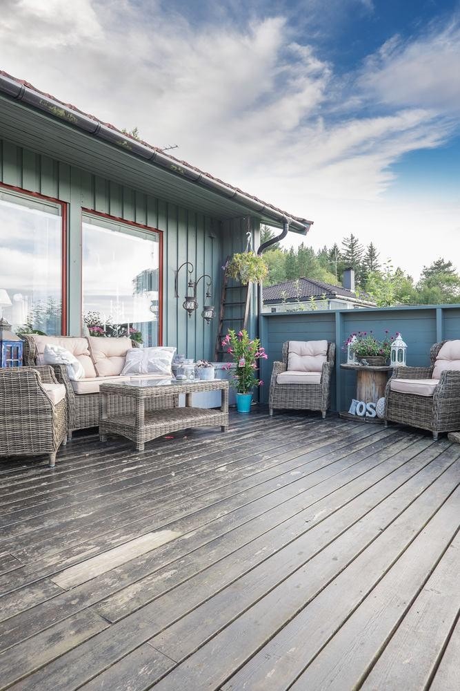 Koselig terrasse med plass til utemøbler Galleribilde