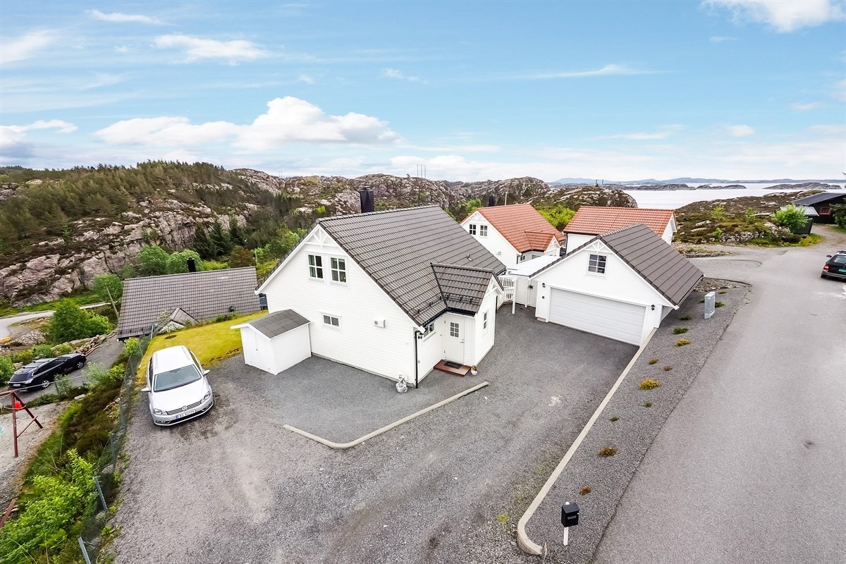 Proaktiv: God biloppstillingsplass på tunet, samt dobbel garasje. Innvendig er garasjen isolert, gipset og malt. Innredet med arbeidsbenk. Galleribilde