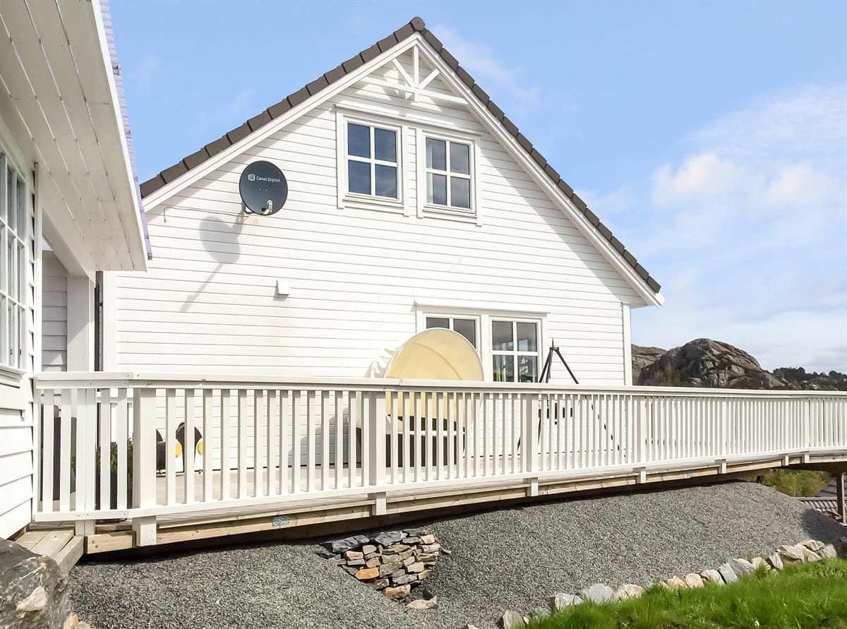 Proaktiv: Fint opparbeidet med grus og plen nedenfor terrassen. Galleribilde