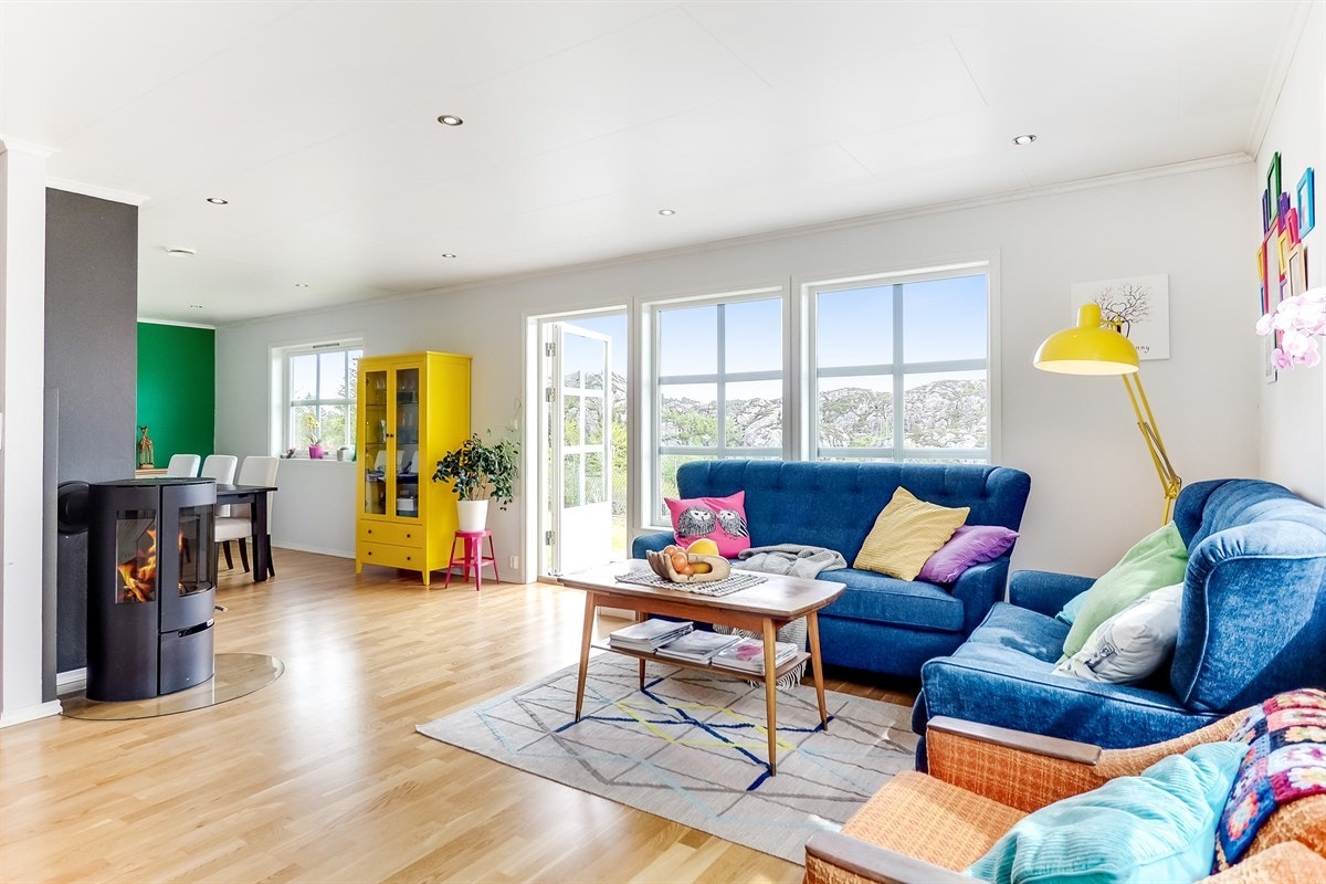 Proaktiv: Velkommen inn. Store vindusflater og dør til terrasse gir godt naturlig lys i stuen. Varmekabler i alle gulv i 1. etg, utenom vaskerom. Galleribilde