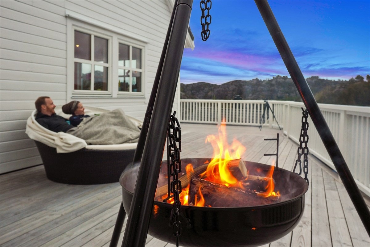 Proaktiv: Kveldsfoto fra terrassen. Her vil ny eier garantert ha mange fine kvelder. Galleribilde