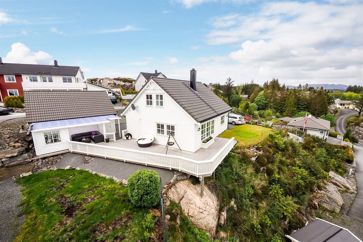 Proaktiv: Boligen har ypperlig beliggenhet på toppen i feltet. Fin utsikt. Galleribilde