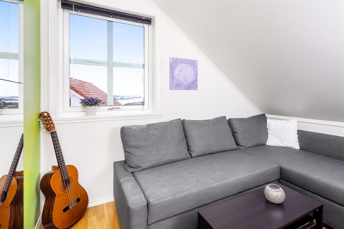 Proaktiv: Det siste soverommet er innredet som gjesterom / loftstue. Også garderobeplass her. Galleribilde