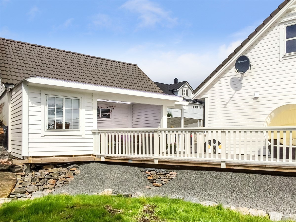 Proaktiv: Utestuen er bygget i forlengelse av garasjen i samme stil som garasje og bolig. Galleribilde