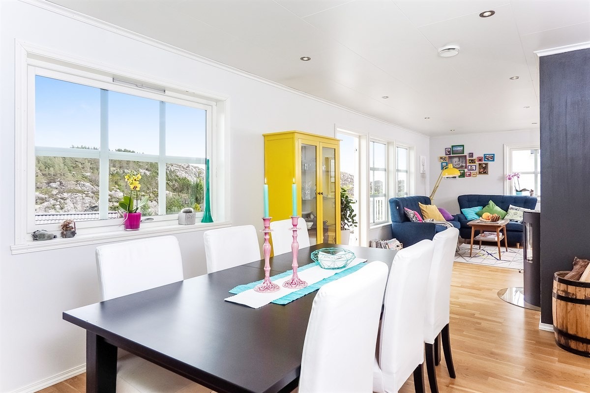 Proaktiv: God plass til venner og familie også i spisestuen. Godt belyst med downlights i himling. Sentralstøvsuger i boligen. Galleribilde