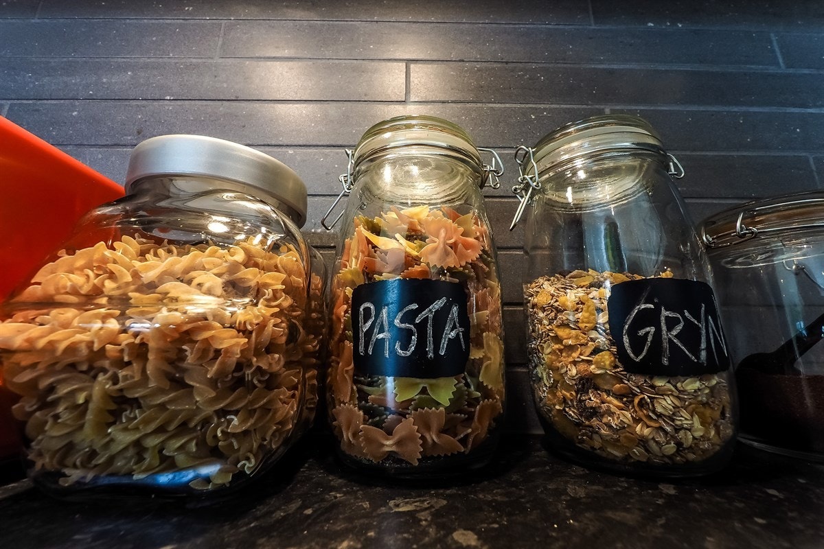 Proaktiv: Detaljebilde fra kjøkkenet. Delikate mørke fliser mellom benkeplate og over-skap. Galleribilde