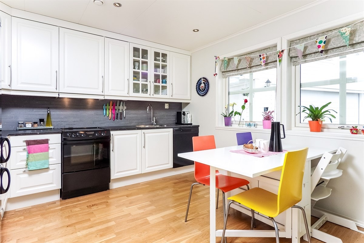 Proaktiv: Romslig separat kjøkken med to gode vinduer. Tidløs innredning og god plass til spisebord for hele familien. Galleribilde