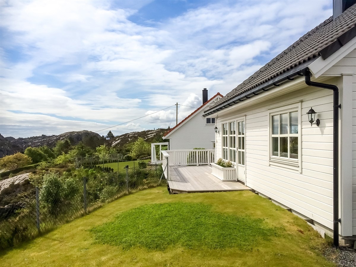 Proaktiv: Fin plen i forlengelse av terrassen. Galleribilde