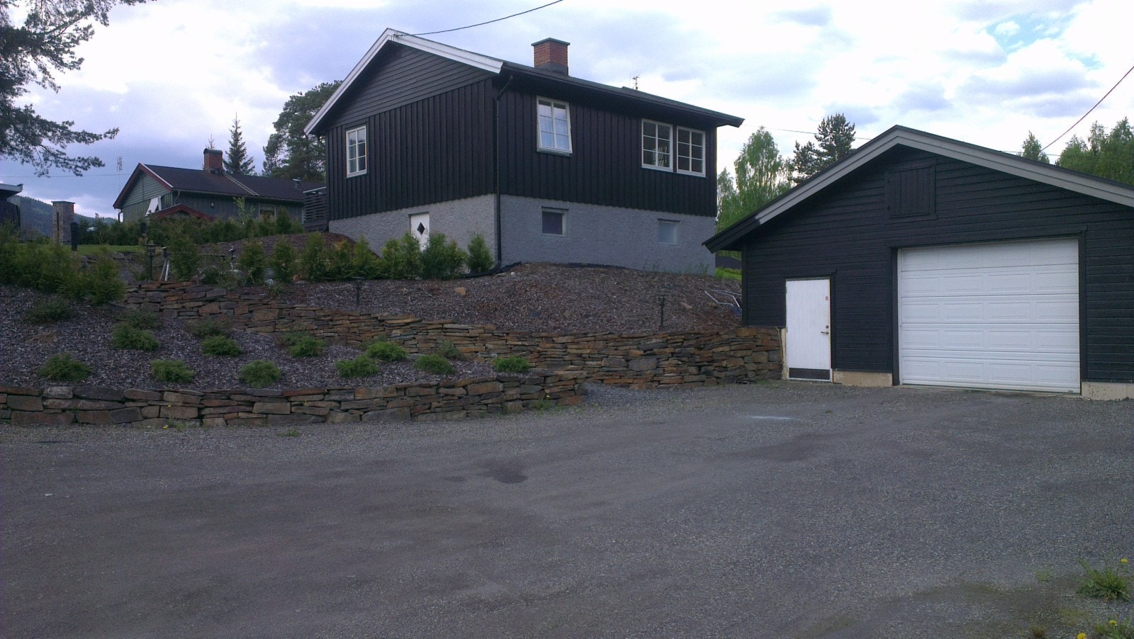 Fasade, Soverommet er i kjeller lengst bort, i underetasjen. Parkeringsmuligheter nede ved garasjen Galleribilde
