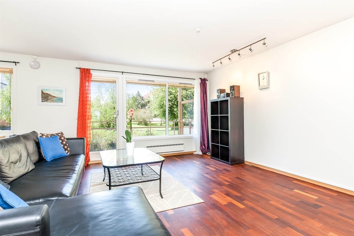 Meget lys og romslig stue med utgang til overbygget balkong. Merbau parkett gjennomgående i hele leiligheten. Galleribilde