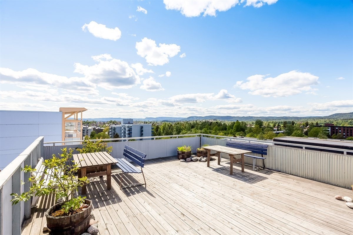 Fantastisk felles takterrasse med sittegrupper og 360 graders utsikt Galleribilde