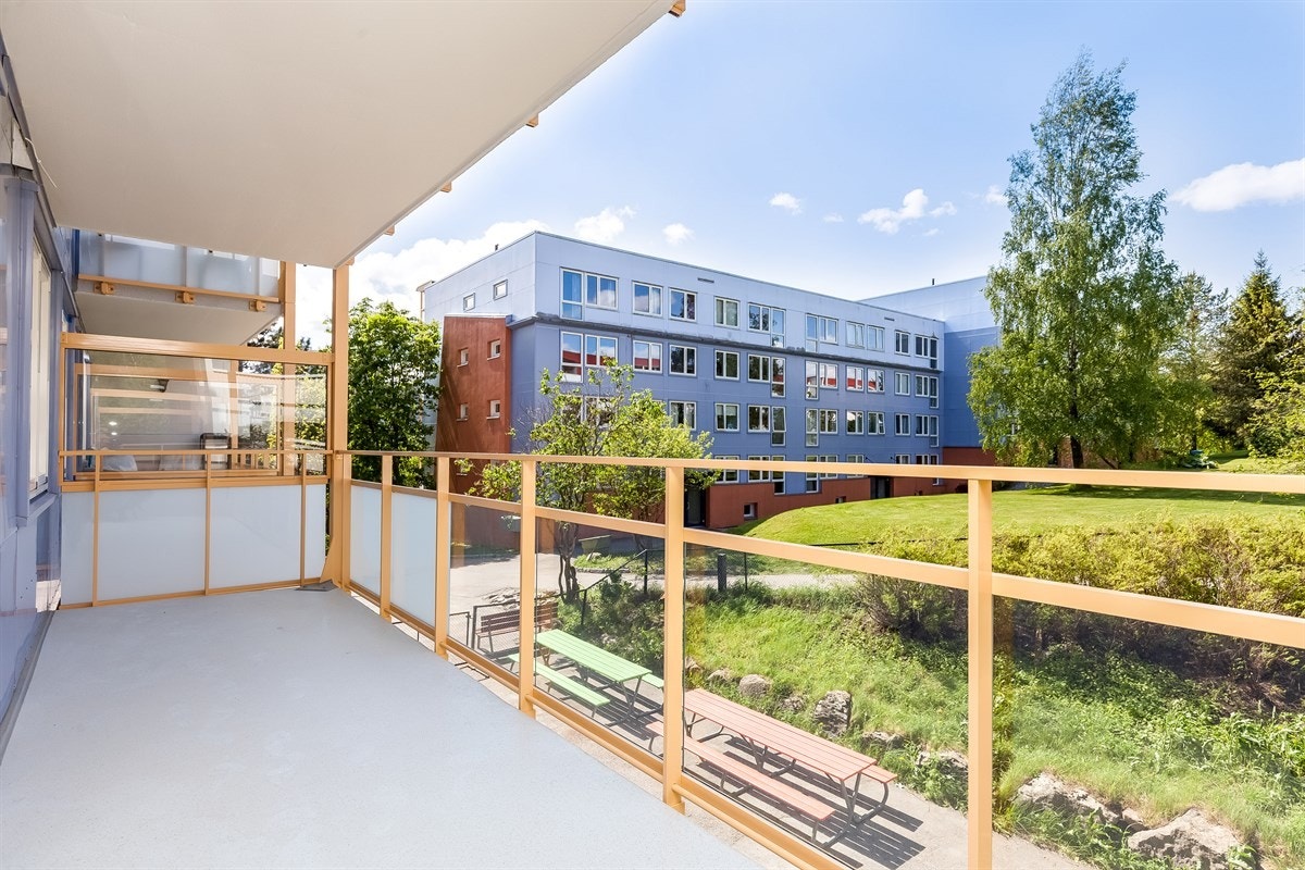 Stor, overbygget balkong på 12 kvm. med flott ettermiddags-/kveldssol Galleribilde