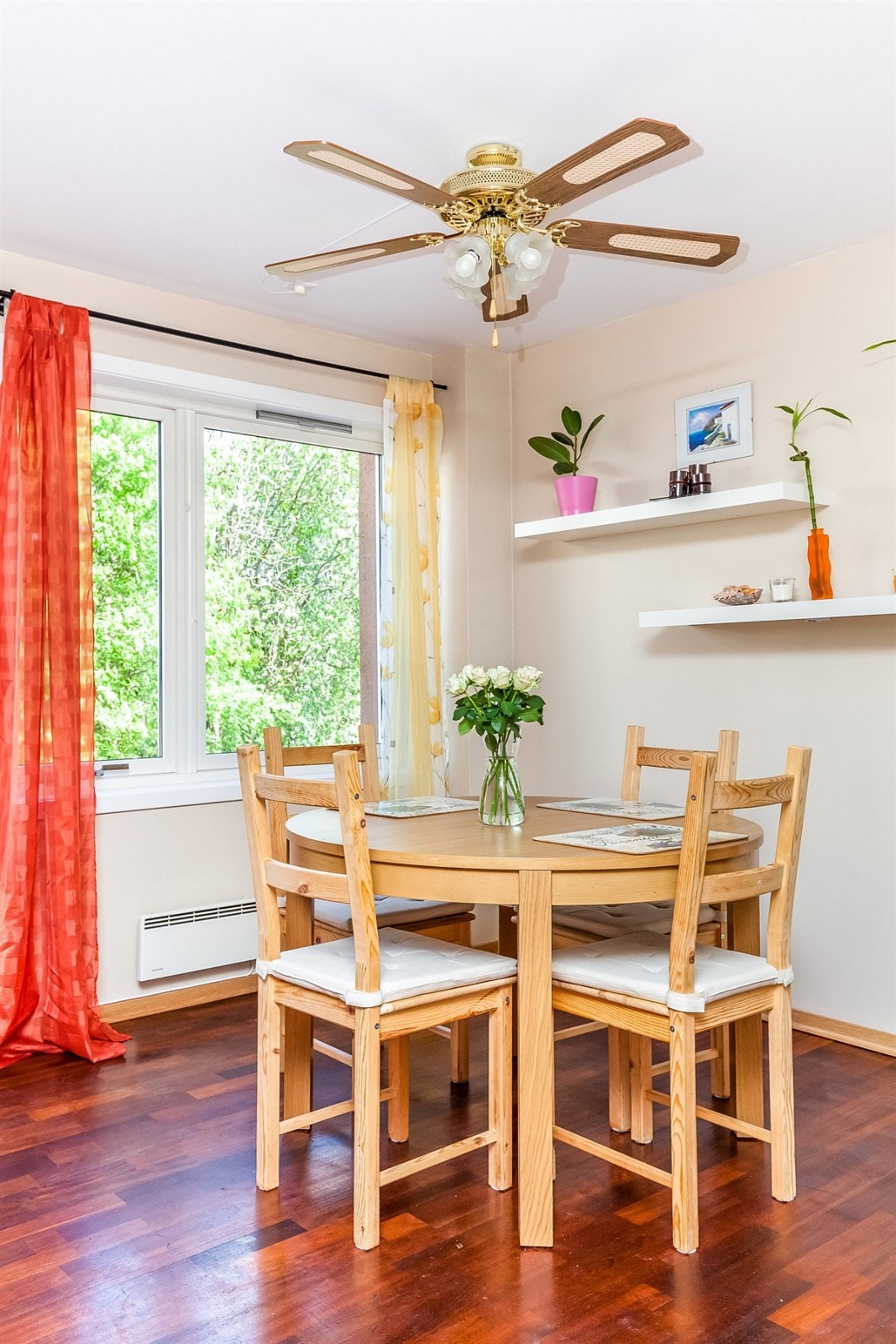 Lys og hyggelig spisplass i tilkytning til kjøkkenet. Utsyn mot Holmenkollen. Galleribilde