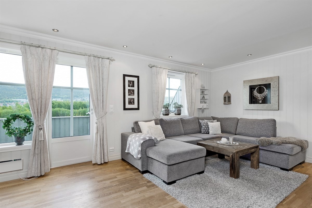 Stuen har store sprossevinduer som gir rikelig med lys, samt utgang til romslig terrasse med sol og vidstrakt utsikt. Galleribilde