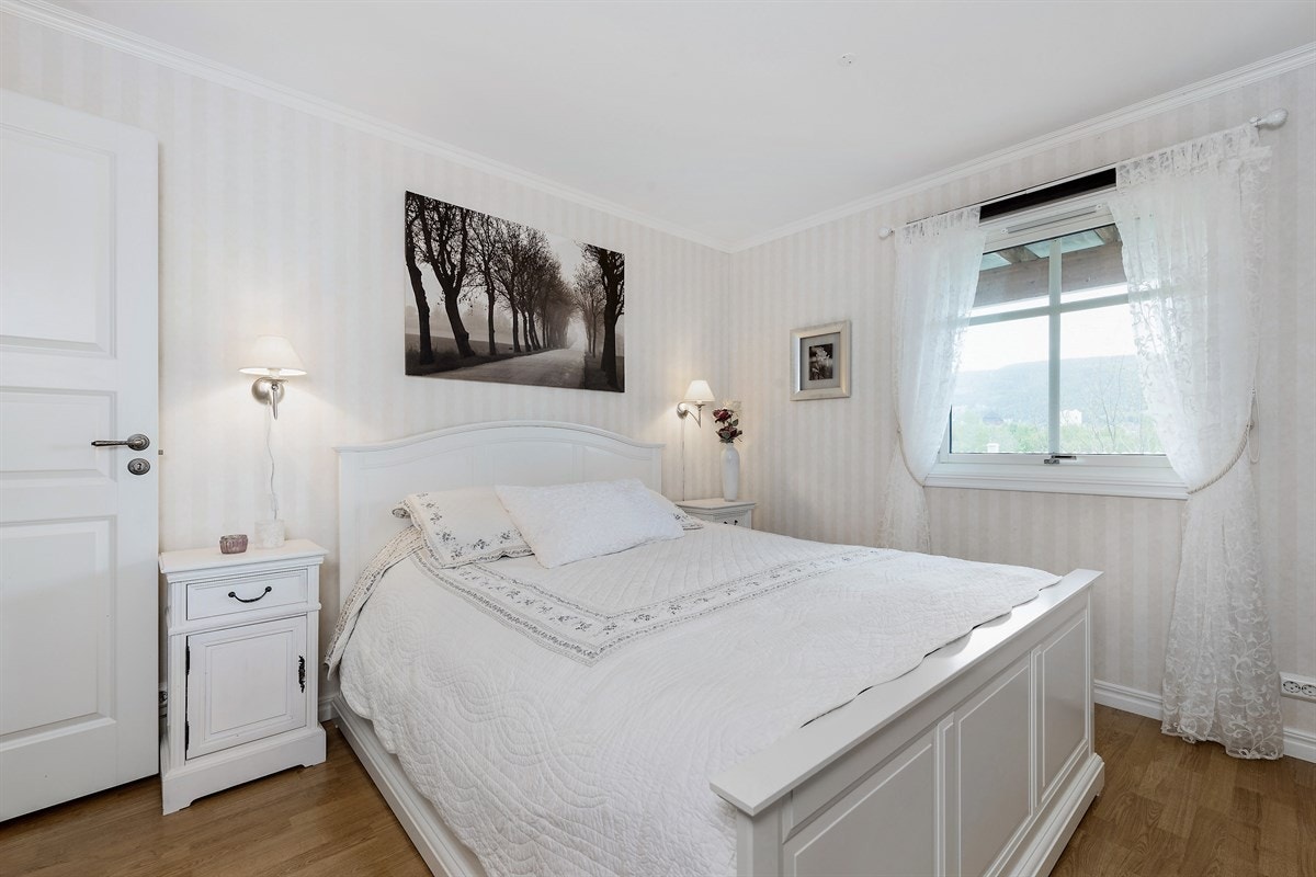 Tomannsboligen har fire gode soverom, hvorav to har tilhørende garderobeløsning. Galleribilde