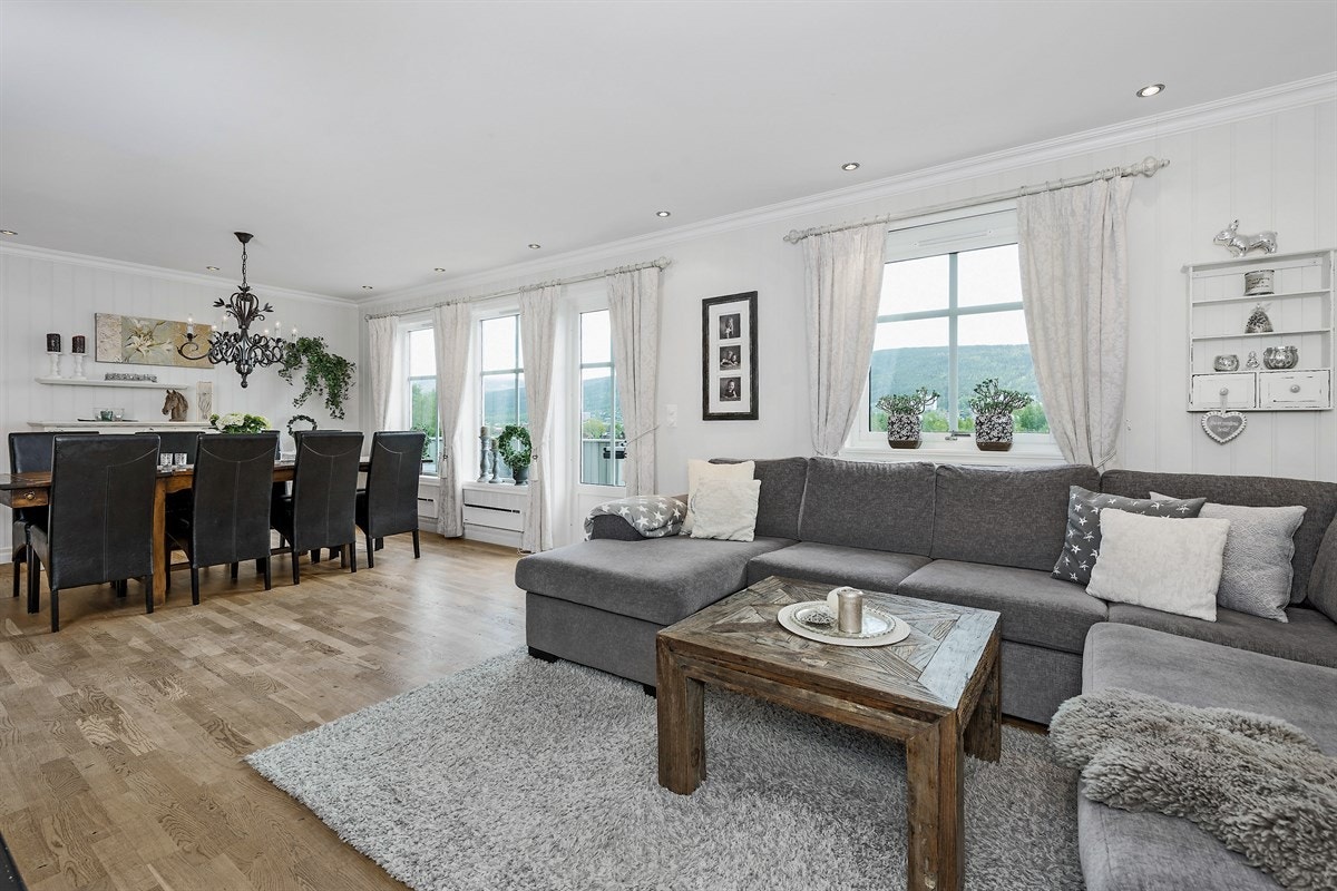 Rommet har parkett på gulv, downlights i tak, hvitmalte vegger, skjult røropplegg for tv og høyttalere, samt god plass for sofaløsning med tilhørende møblement og spisebord. Galleribilde