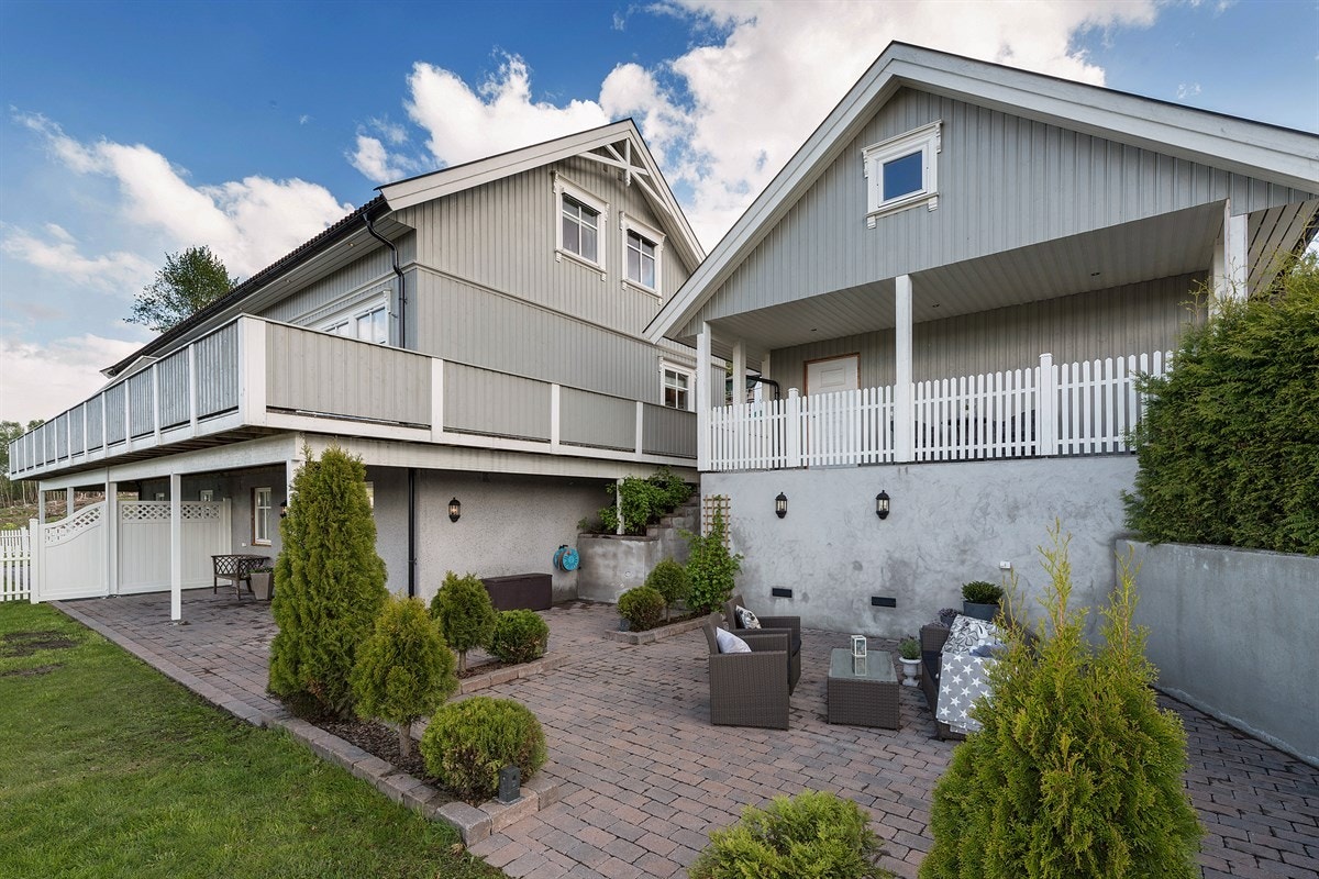 Fra gårdsplassen er det trapp med varmekabler ned til stor, steinbelagt uteplass som har plass for flere sittegrupper. Uteplassen er dels overbygd av vinkelterrasse i første etasje på ca. 31 kvm. Galleribilde