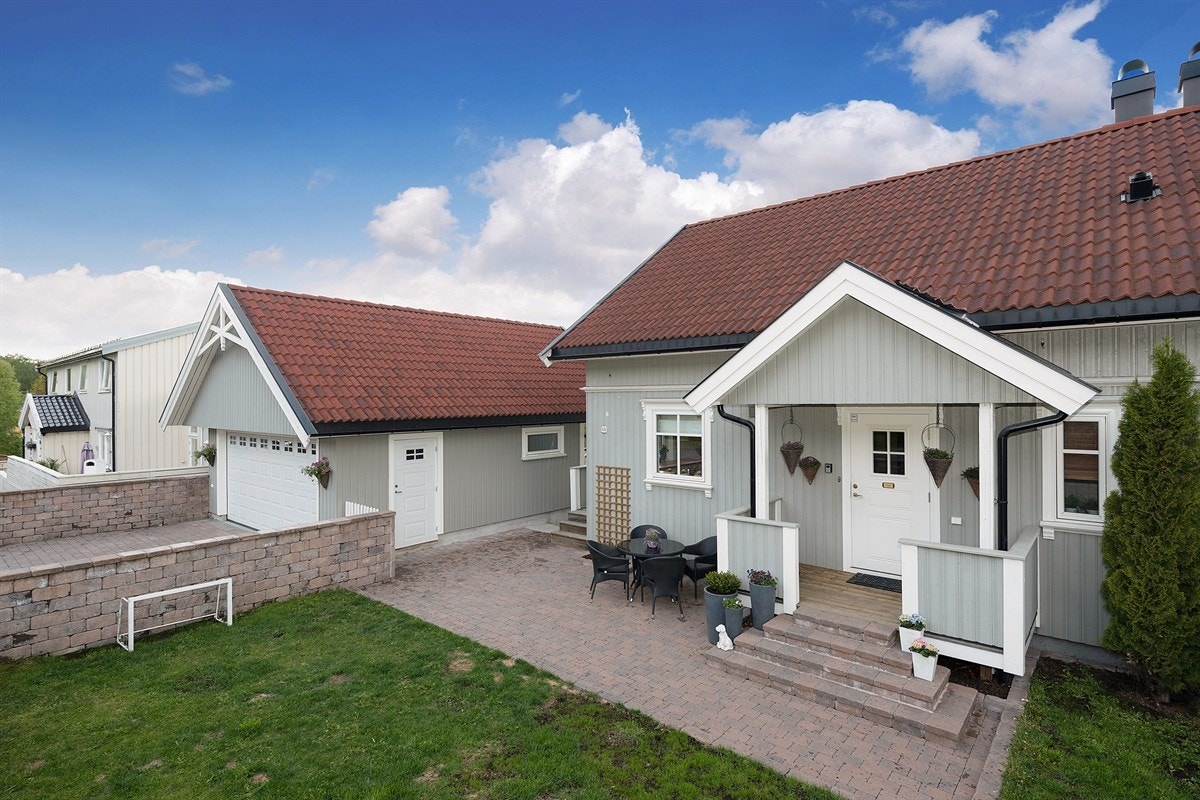 Tomannsboligen ligger i enden av blindvei med skogen som nærmeste nabo. Galleribilde