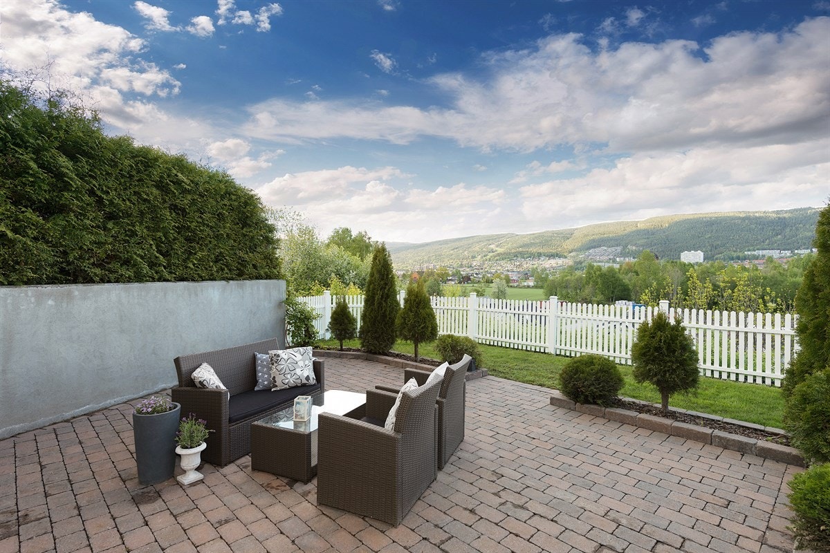 Fra eiendommen er det vidstrakt utsikt mot nærområdet, samt grønnkledte jorder og åser. Tomten har svært gode solforhold og inngjerdet hage som er opparbeidet med plen, prydbusker, samt fin beplantning. Galleribilde