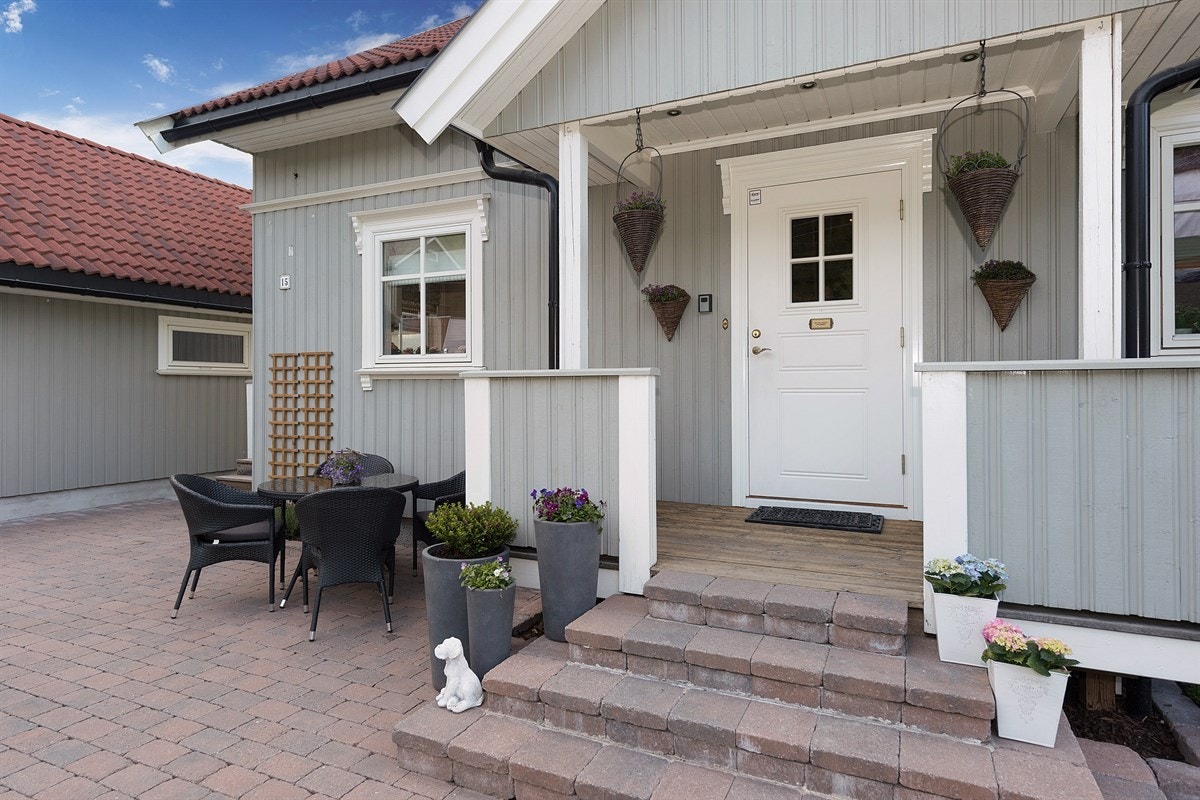 Inngangspartiet er noe opphøyd og har ett pent bislag som gir et godt førsteinntrykk. Galleribilde