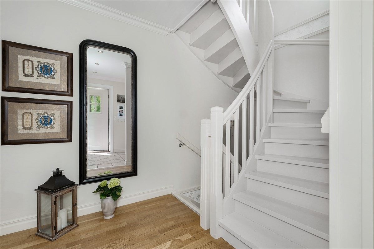 Trapperom i forbindelse med entre som fører opp til 2 etg. og ned til u. etg. Galleribilde