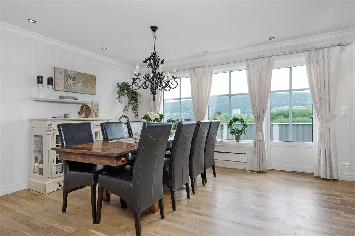 Lys og delikat spisestue med store vindusflater som gir en luftig atmosfære. Romslig spisestue med plass for stor og små anledninger. Galleribilde