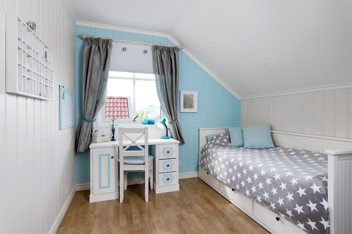 Tomannsboligen har fire gode soverom, hvorav to har tilhørende garderobeløsning. Galleribilde